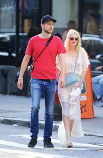 Dakota Fanning feet photo thumbnail