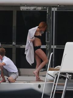 Lindsay Lohan feet photo thumbnail