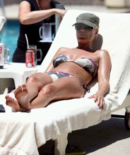 Denise Van Outen feet photo thumbnail
