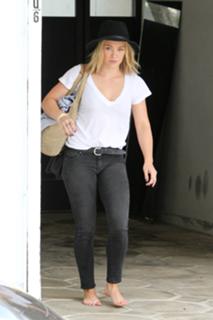Hilary Duff feet photo thumbnail