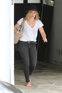 Hilary Duff feet photo thumbnail
