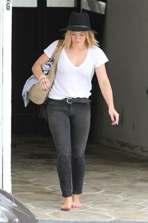 Hilary Duff feet photo thumbnail