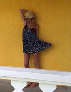 Alessia Marcuzzi feet photo thumbnail