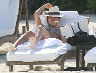 Jessica Alba feet photo thumbnail