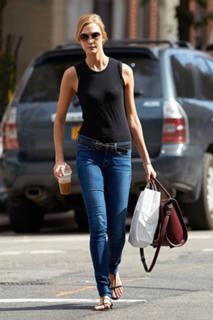 Karlie Kloss feet photo thumbnail