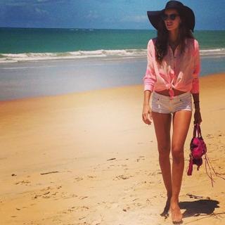 Izabel Goulart feet photo thumbnail