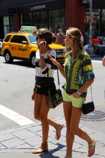 Izabel Goulart feet photo thumbnail