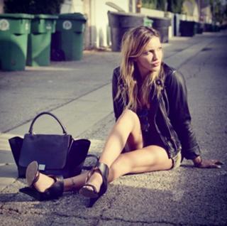 Katie Cassidy feet photo thumbnail