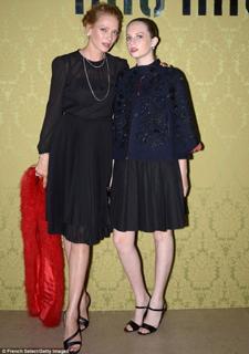 Uma Thurman feet photo thumbnail