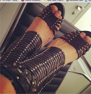 Adriane Galisteu feet photo thumbnail