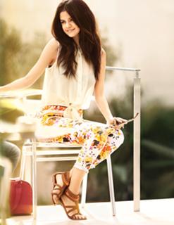 Selena Gomez feet photo thumbnail