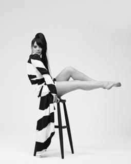 Lily Allen feet photo thumbnail