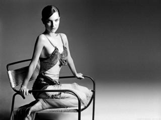 Natalie Portman feet photo thumbnail