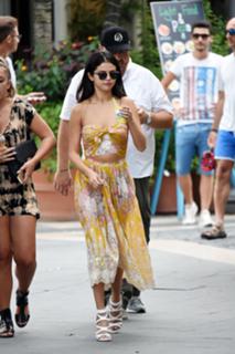 Selena Gomez feet photo thumbnail