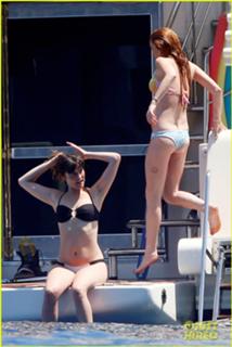 Lindsay Lohan feet photo thumbnail