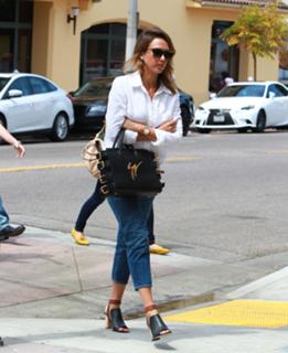 Jessica Alba feet photo thumbnail