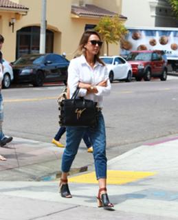 Jessica Alba feet photo thumbnail
