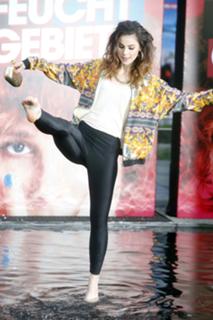 Lena Meyer-Landrut feet photo thumbnail