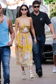 Selena Gomez feet photo thumbnail