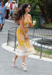 Selena Gomez feet photo thumbnail