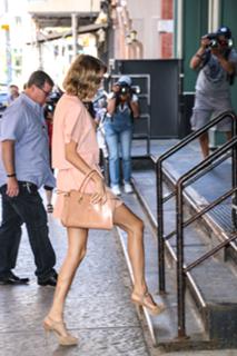 Taylor Swift feet photo thumbnail