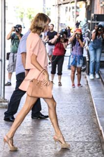 Taylor Swift feet photo thumbnail