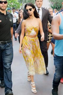 Selena Gomez feet photo thumbnail