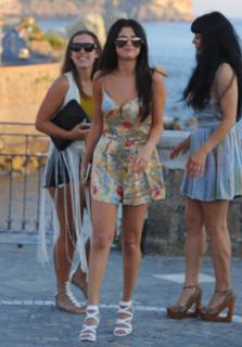 Selena Gomez feet photo thumbnail