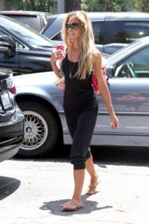 Denise Richards feet photo thumbnail