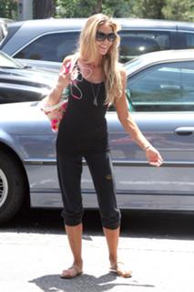 Denise Richards feet photo thumbnail