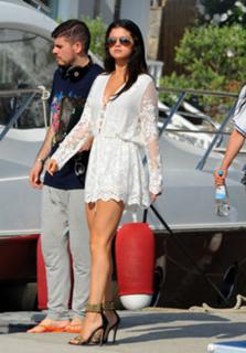Selena Gomez feet photo thumbnail
