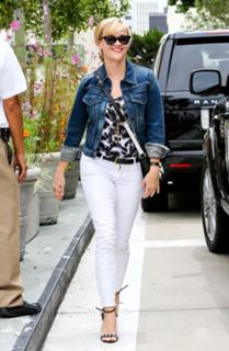 Reese Witherspoon feet photo thumbnail