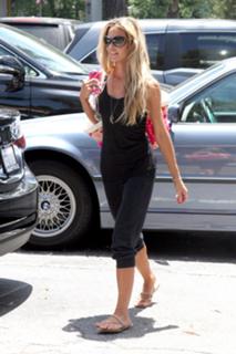 Denise Richards feet photo thumbnail