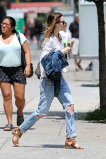 Leighton Meester feet photo thumbnail