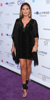 Daisy Fuentes feet photo thumbnail
