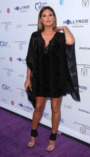 Daisy Fuentes feet photo thumbnail