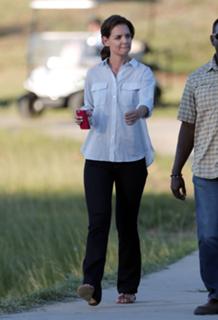 Katie Holmes feet photo thumbnail