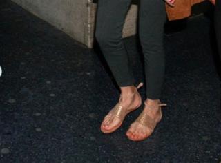 Uma Thurman feet photo thumbnail