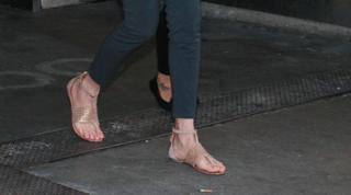 Uma Thurman feet photo thumbnail