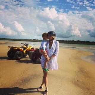 Adriane Galisteu feet photo thumbnail