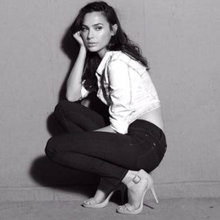 Gal Gadot feet photo thumbnail