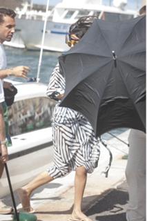 Selena Gomez feet photo thumbnail