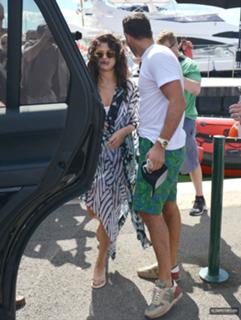 Selena Gomez feet photo thumbnail