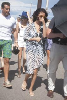 Selena Gomez feet photo thumbnail