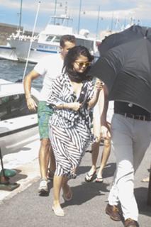 Selena Gomez feet photo thumbnail