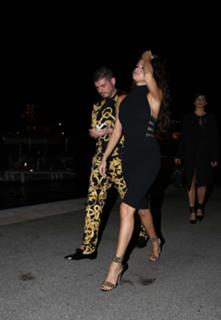 Selena Gomez feet photo thumbnail