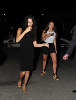 Selena Gomez feet photo thumbnail