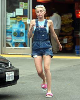 Miley Cyrus feet photo thumbnail