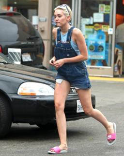 Miley Cyrus feet photo thumbnail