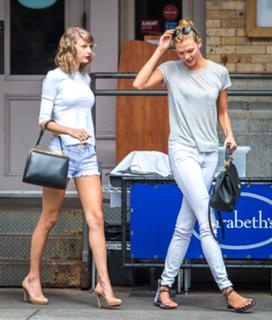 Karlie Kloss feet photo thumbnail